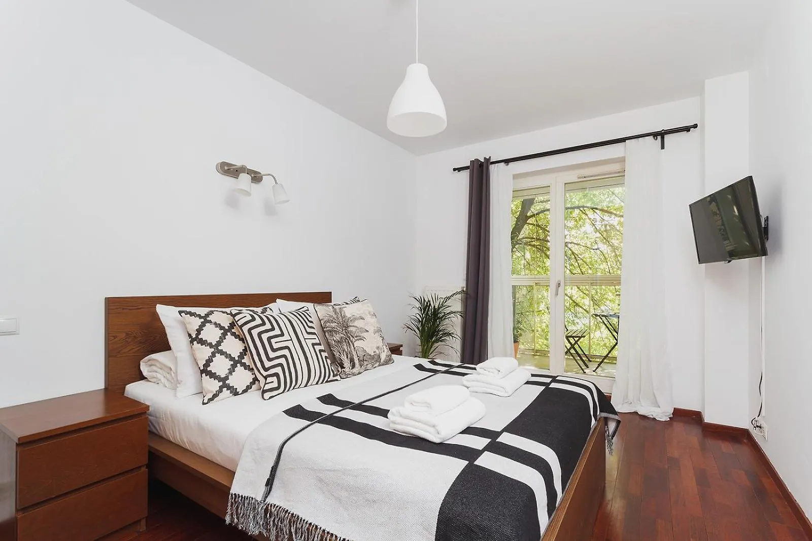3-Bedroom Apartment With Balcony- Krowoderska 크라쿠프