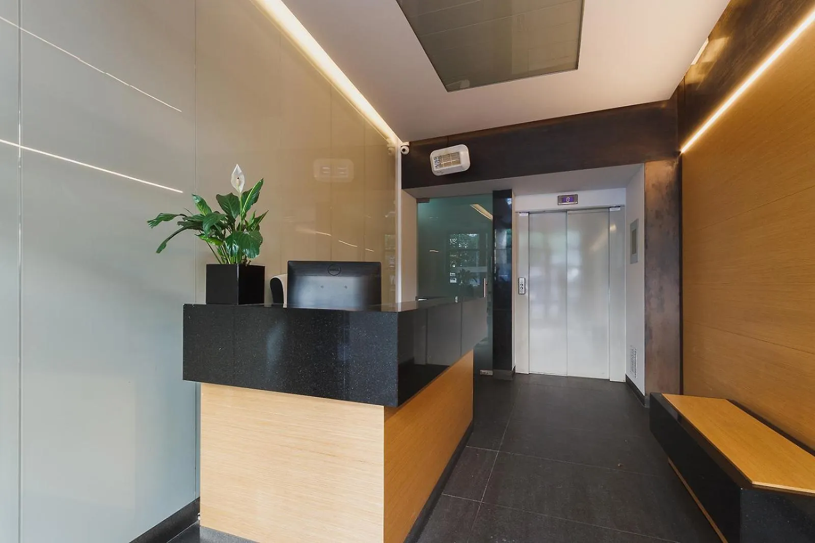 3-Bedroom Apartment With Balcony- Krowoderska 크라쿠프