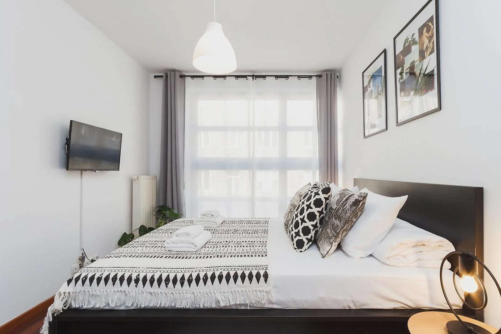 3-Bedroom Apartment With Balcony- Krowoderska Krakow