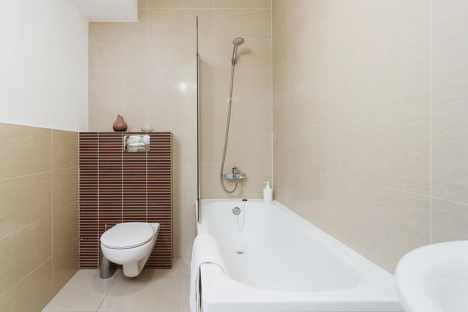 3-Bedroom Apartment With Balcony- Krowoderska Krakow