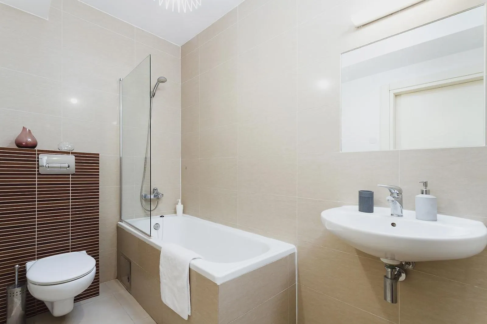 3-Bedroom Apartment With Balcony- Krowoderska Krakow