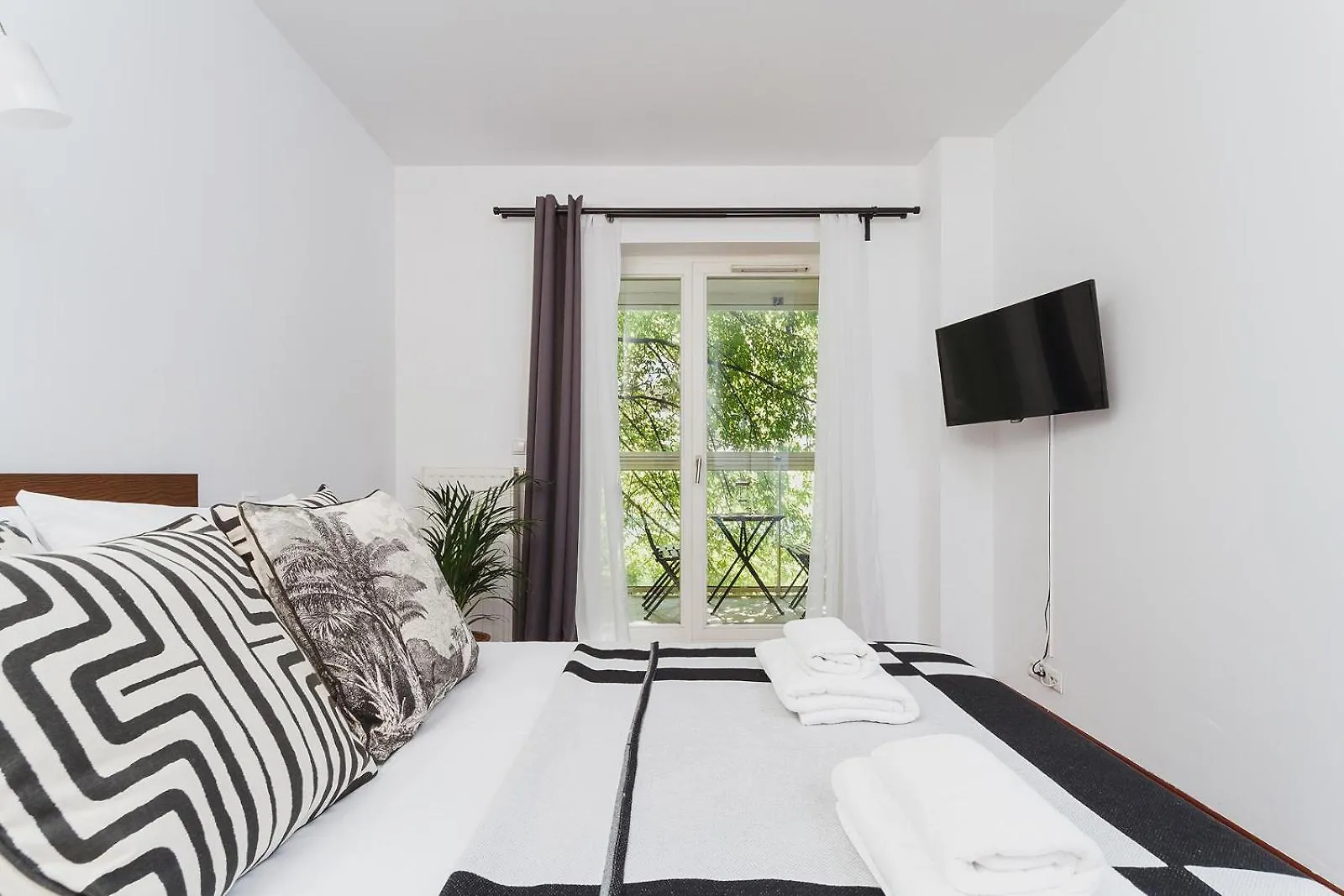 3-Bedroom Apartment With Balcony- Krowoderska Krakow